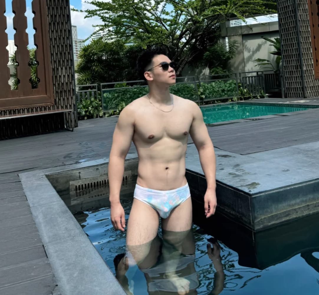 白皮体育生肌肉男穿三角裤前面突出自拍图片_6