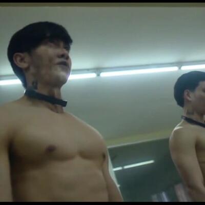 肌肉男戴上项链变为傀儡出自泰剧《夜鹰》