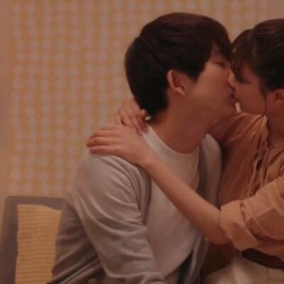 害羞kiss女生无聊半夜看的羞羞的视频