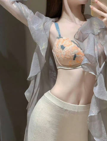护士脱了衣服里面内衣的样子图片_3
