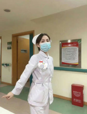 护士脱了衣服里面内衣的样子图片_2