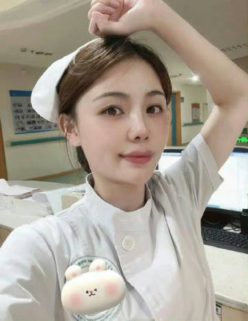 护士脱了衣服里面内衣的样子图片_1