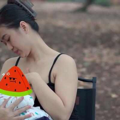 露营穿真空在户外做饭的女人宝妈带娃喂奶