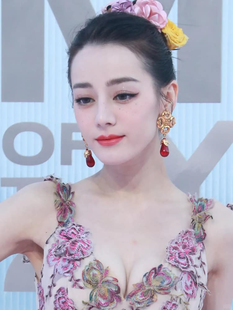 迪丽热巴爆乳乳沟走秀照_1