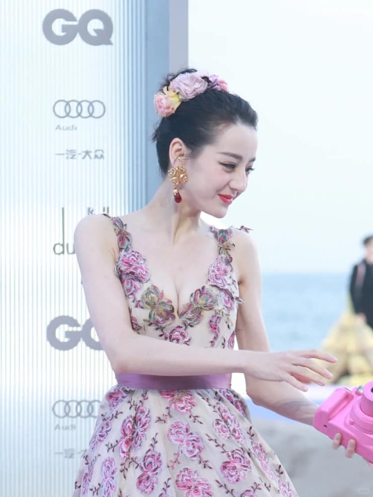 迪丽热巴爆乳乳沟走秀照_2