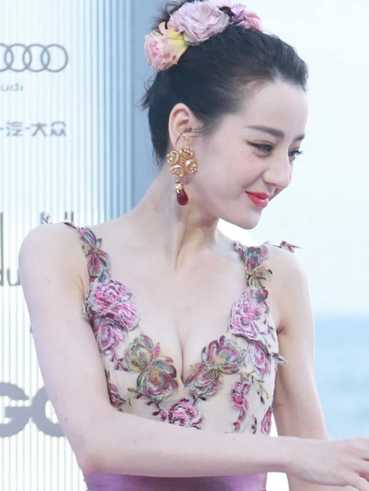 迪丽热巴爆乳乳沟走秀照_3