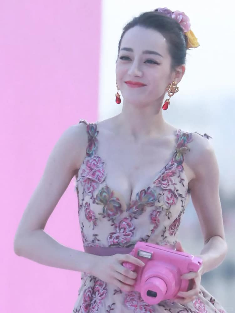 迪丽热巴爆乳乳沟走秀照_4