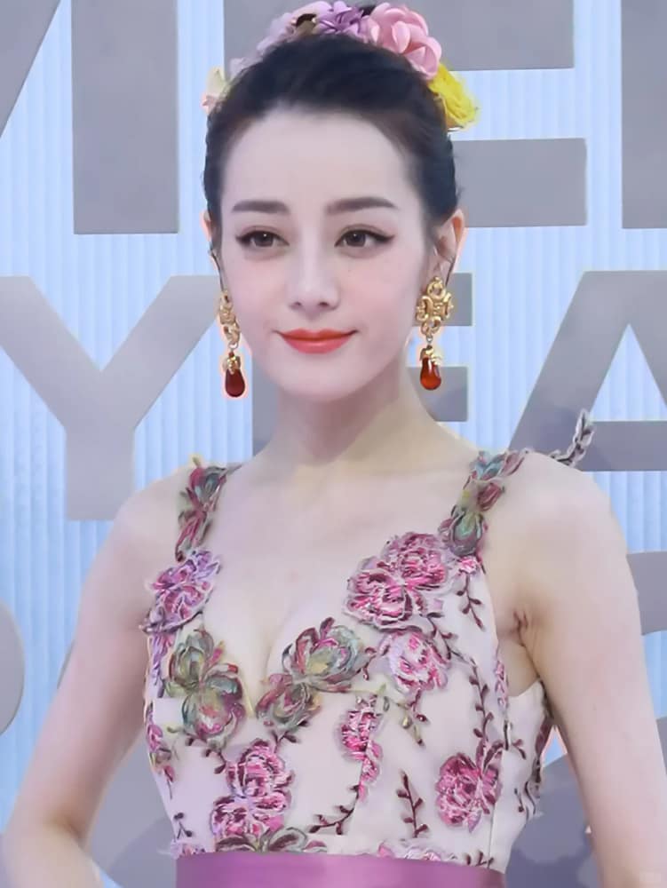 迪丽热巴爆乳乳沟走秀照_5