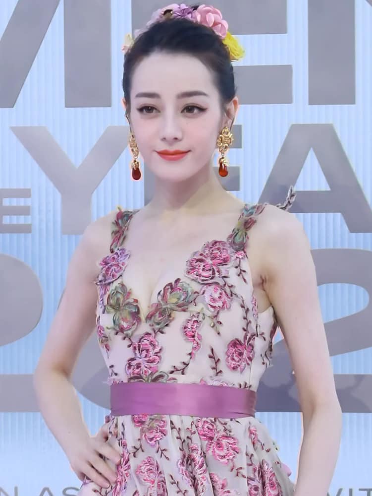 迪丽热巴爆乳乳沟走秀照_6