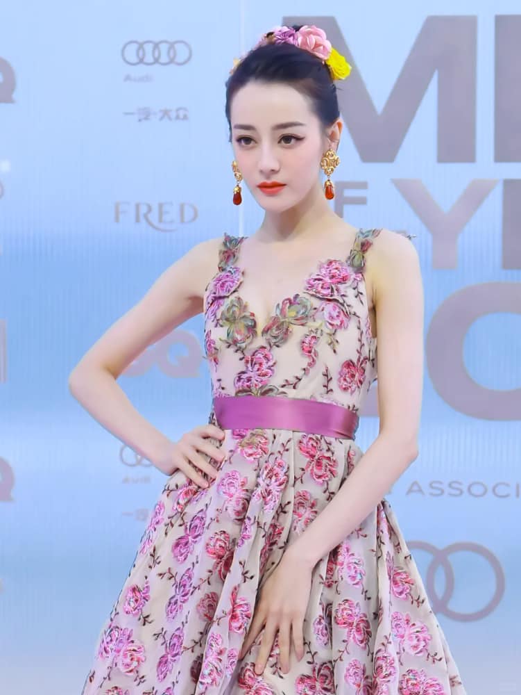 迪丽热巴爆乳乳沟走秀照_8