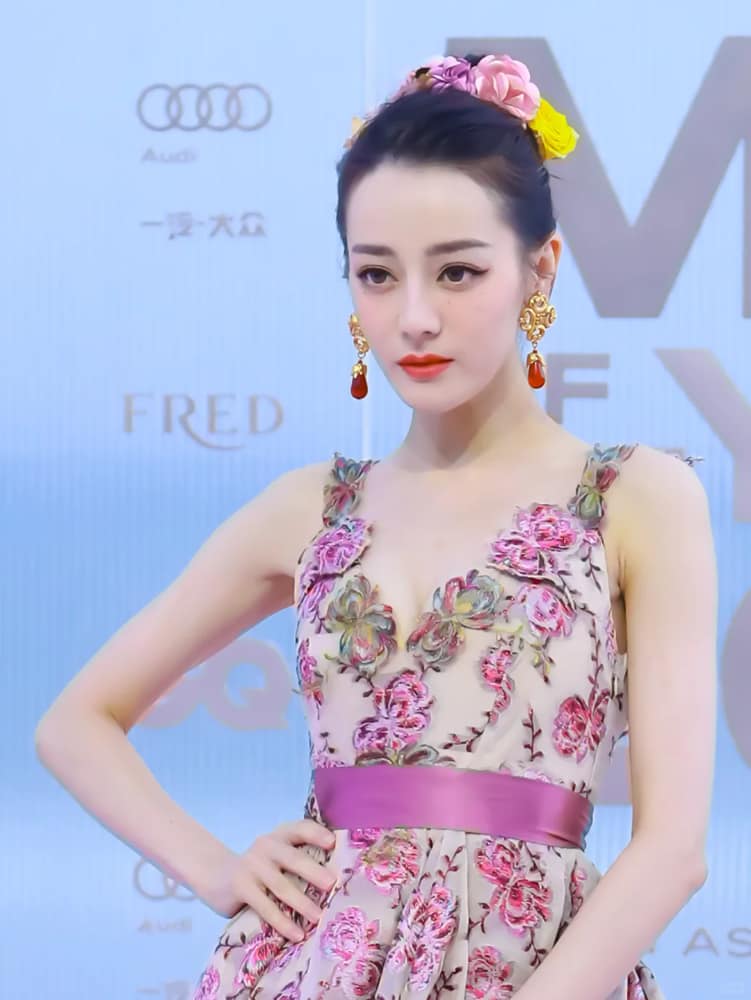迪丽热巴爆乳乳沟走秀照_9