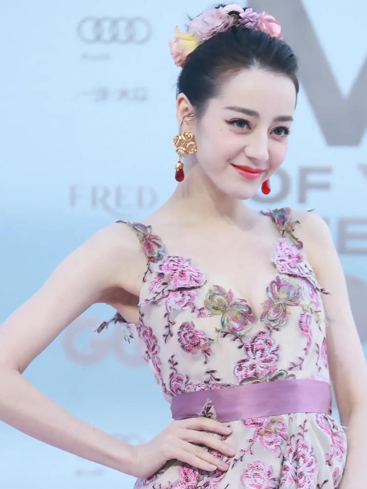 迪丽热巴爆乳乳沟走秀照_10