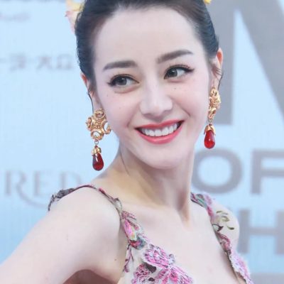 迪丽热巴爆乳乳沟走秀照