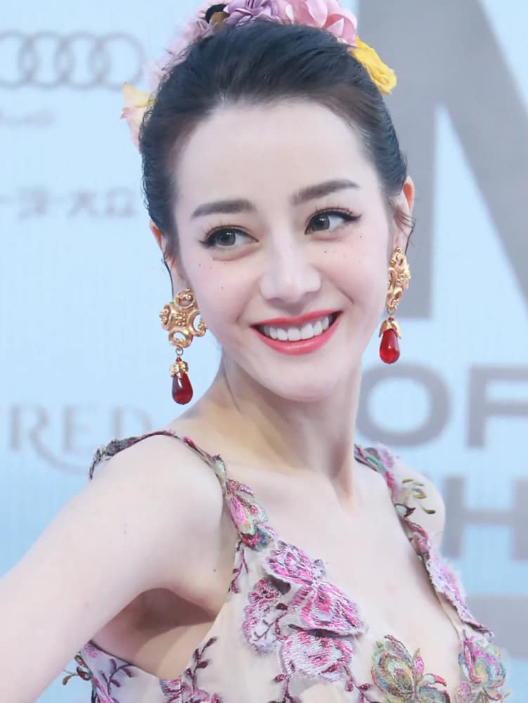 迪丽热巴爆乳乳沟走秀照_11