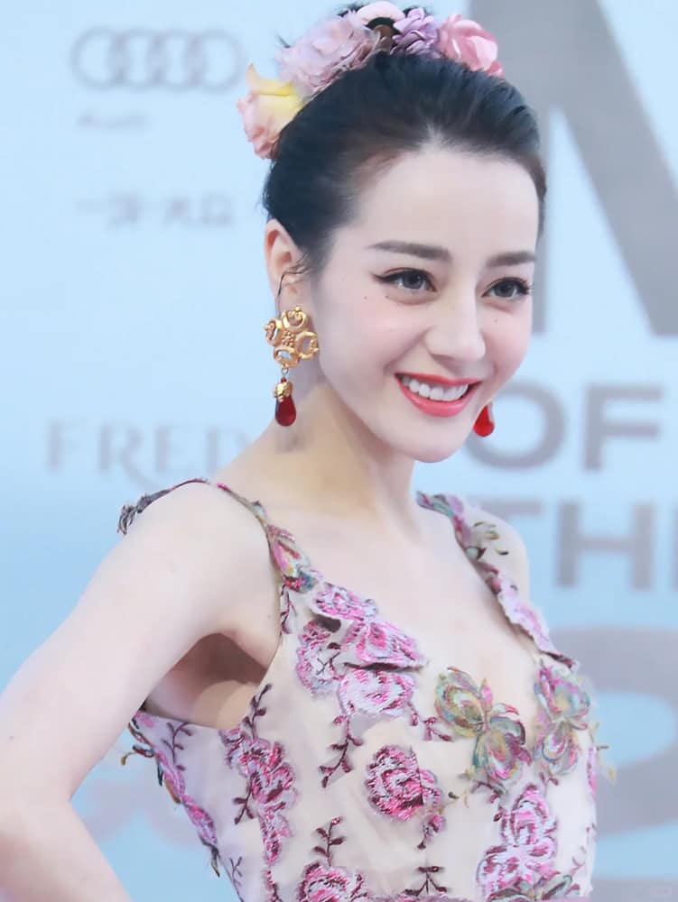 迪丽热巴爆乳乳沟走秀照_12