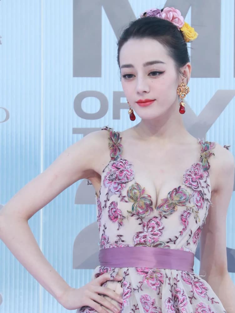 迪丽热巴爆乳乳沟走秀照_13
