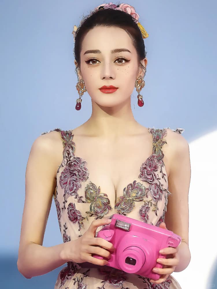 迪丽热巴爆乳乳沟走秀照_14