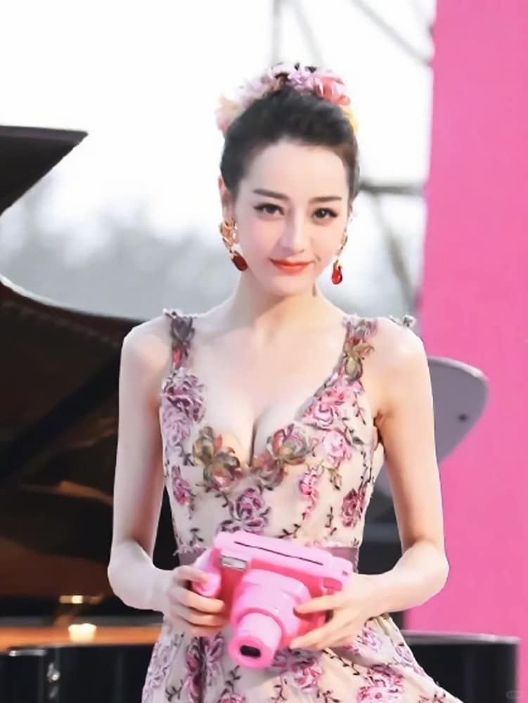 迪丽热巴爆乳乳沟走秀照_15