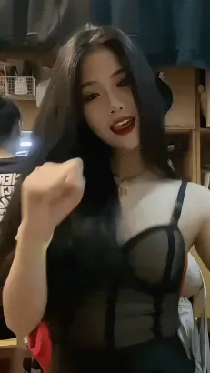 女大学生宿舍有一个网红直播动态图_1