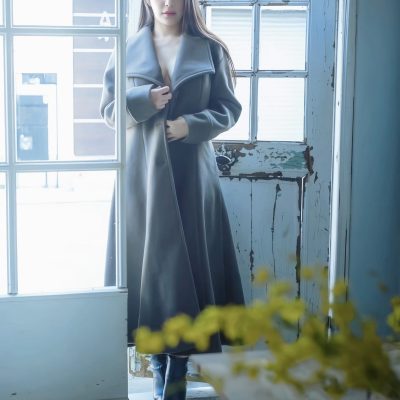 约会穿搭美女穿风衣真空内搭图片