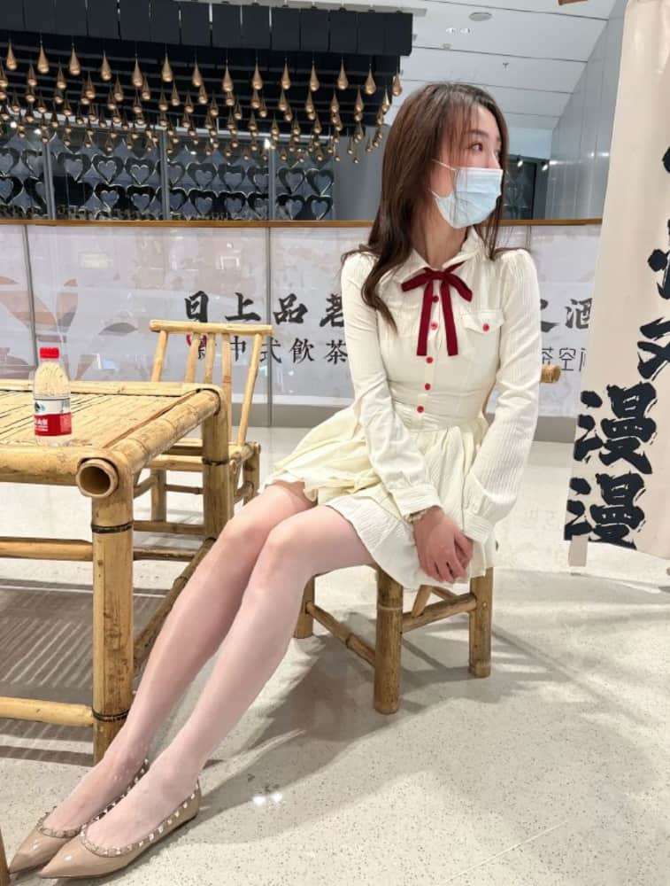 尖头平底鞋配美腿丝袜还是肉丝图片_1
