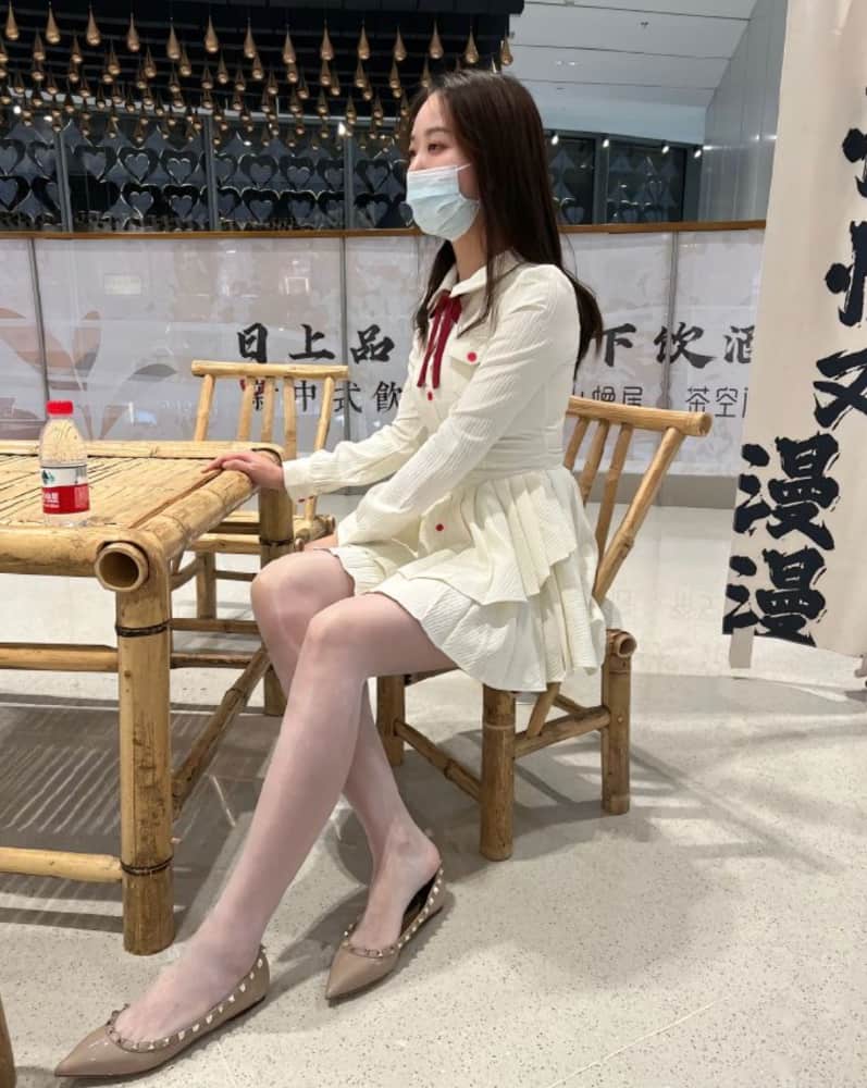 尖头平底鞋配美腿丝袜还是肉丝图片_2