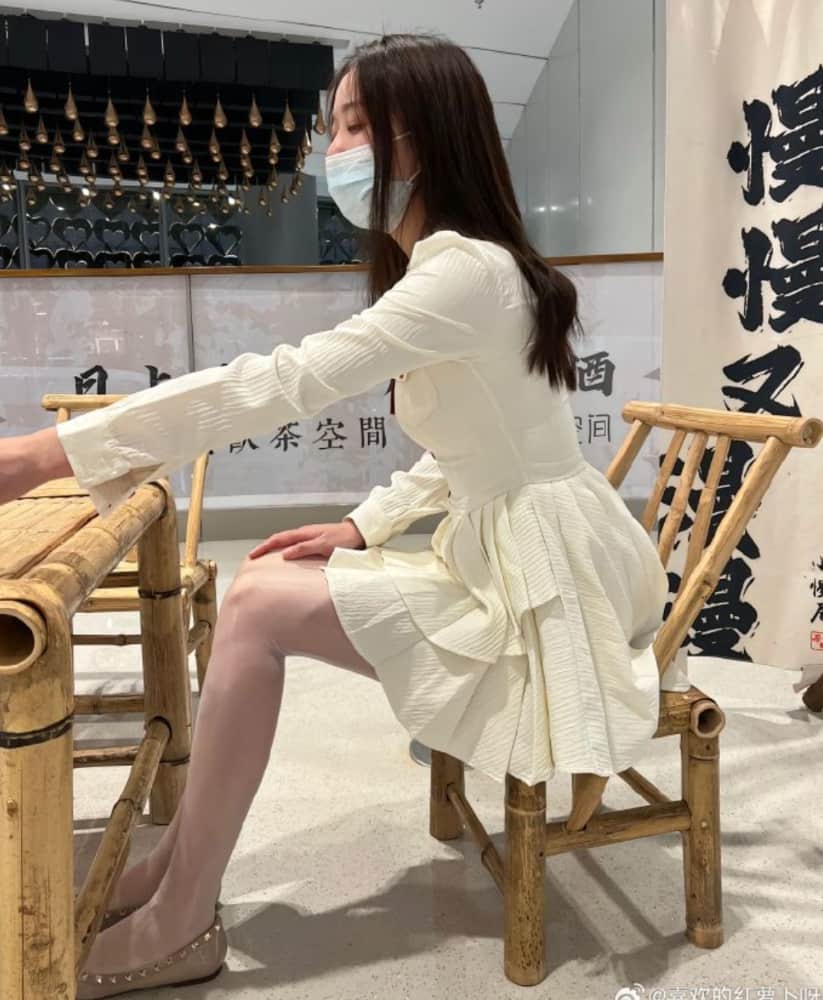 尖头平底鞋配美腿丝袜还是肉丝图片_4