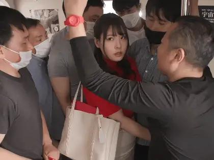 公交车上被一群男人蹭了,公交车被蹭动态图_1