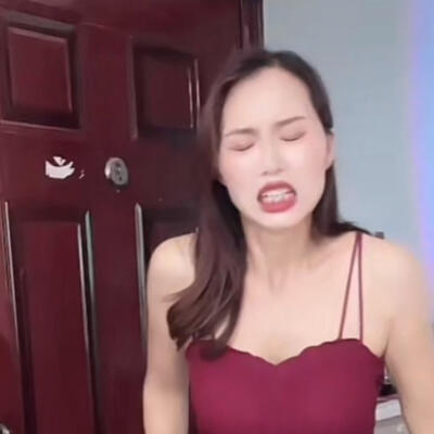 男朋友让女主播戴着小玩具直播女生尖叫连连