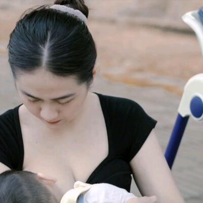 露营穿真空在户外做饭的女人宝妈带娃喂奶