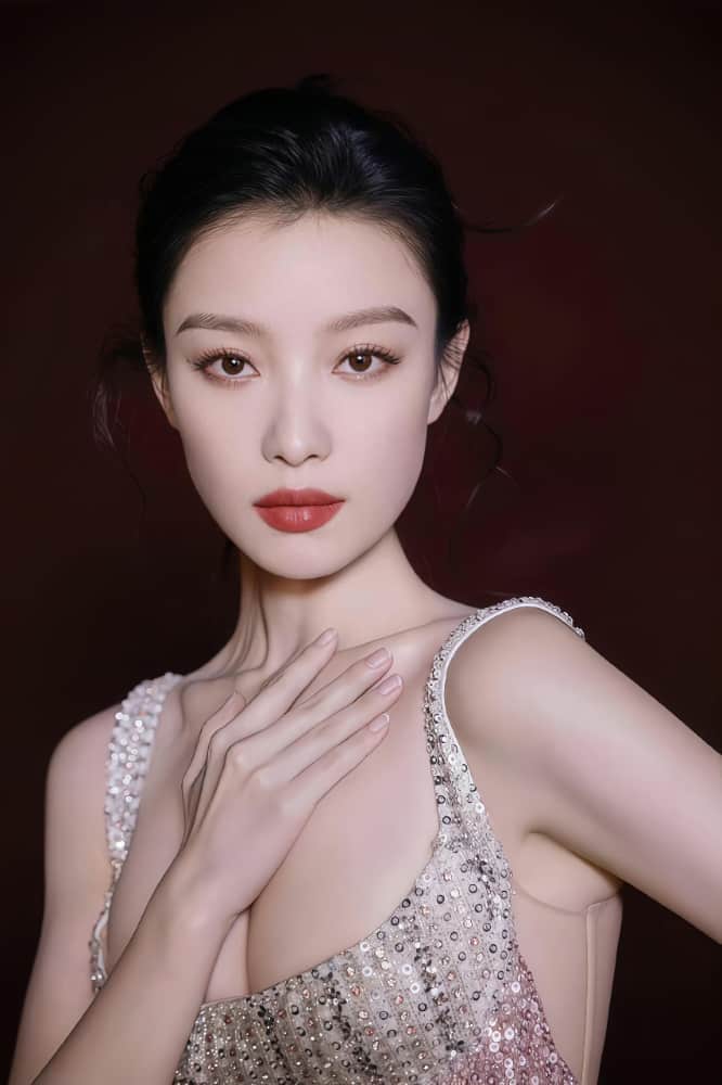 倪妮挤咪咪胸罩胸罩被扒了图片_1