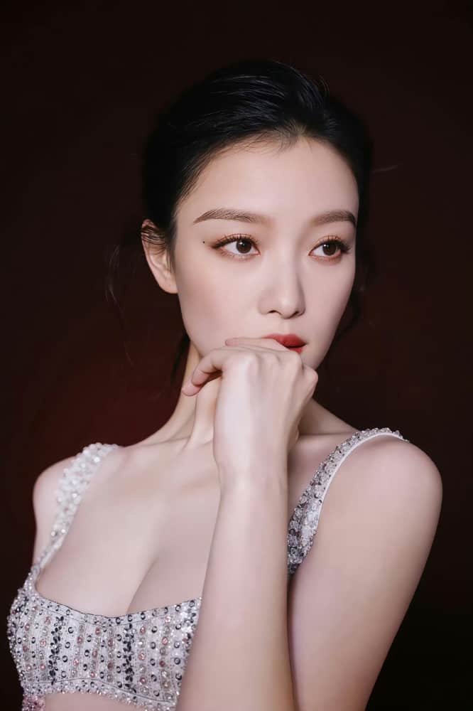 倪妮挤咪咪胸罩胸罩被扒了图片_2