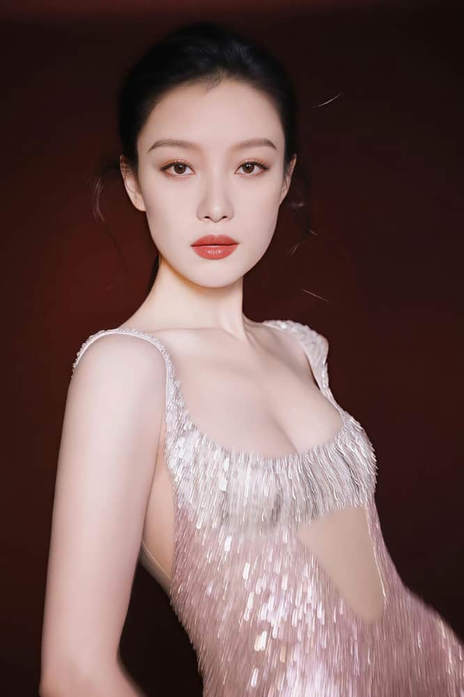 倪妮挤咪咪胸罩胸罩被扒了图片_3