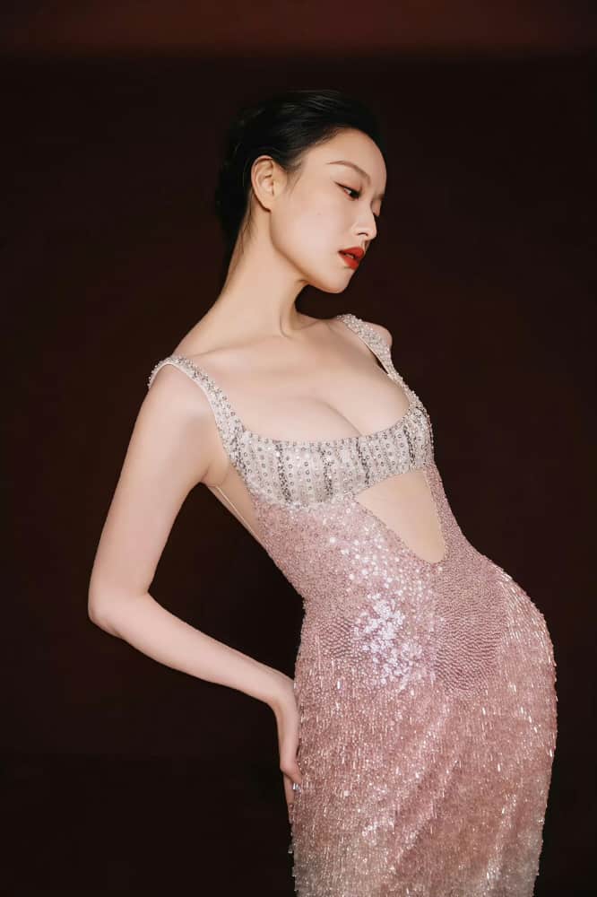 倪妮挤咪咪胸罩胸罩被扒了图片_8