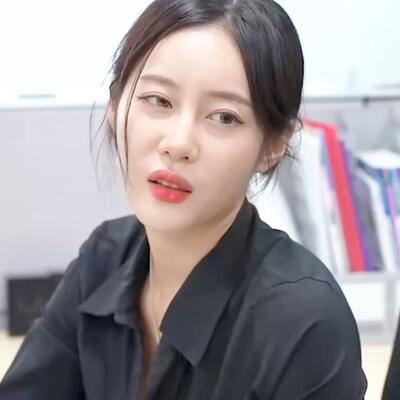 小伙用透视眼镜偷看女同事的内衣