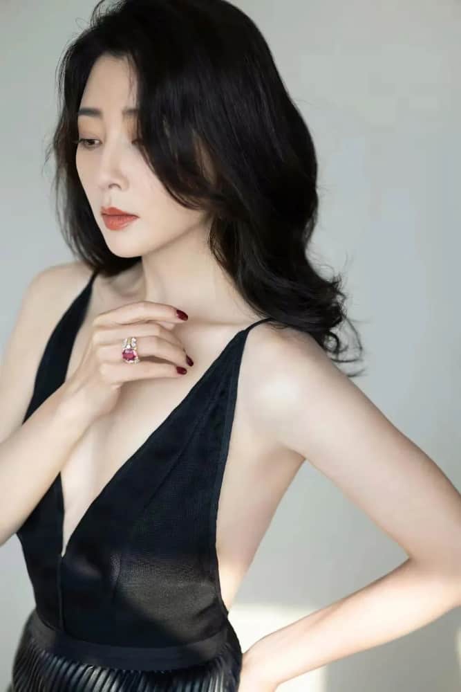 殷桃身材饱满又会穿图片_5