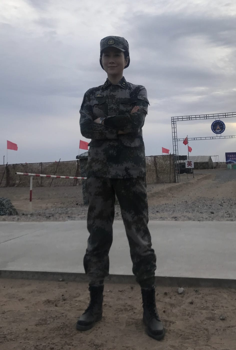 大美女温峥嵘牛仔裤全身照_3