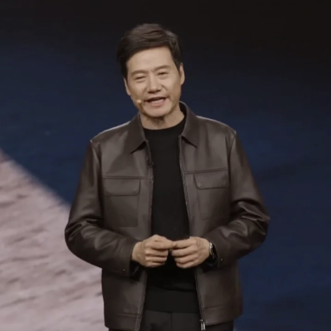 雷军小米su7 ultra 发布会同款皮衣是什么牌子的_1