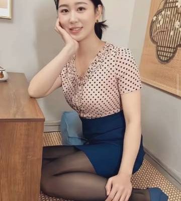 Ai生成的气质轻熟阿姨图片