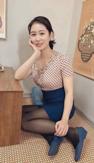 Ai生成的气质轻熟阿姨图片_4