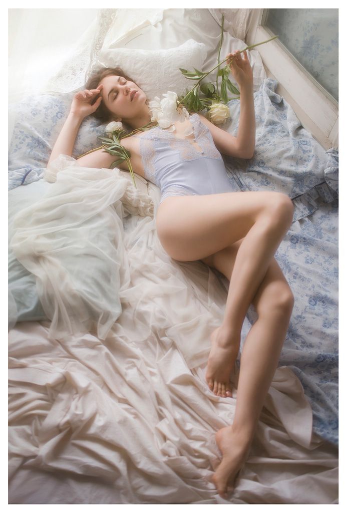 洗干净的女人穿睡衣躺床上等你诱人超欲图片_5