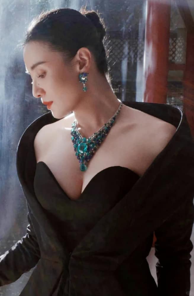 宋佳低胸穿搭图片,宋佳的胸罩是戴呢还是戴呢_11