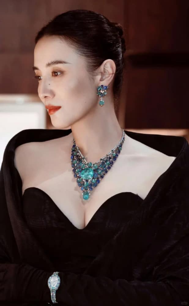 宋佳低胸穿搭图片,宋佳的胸罩是戴呢还是戴呢_8