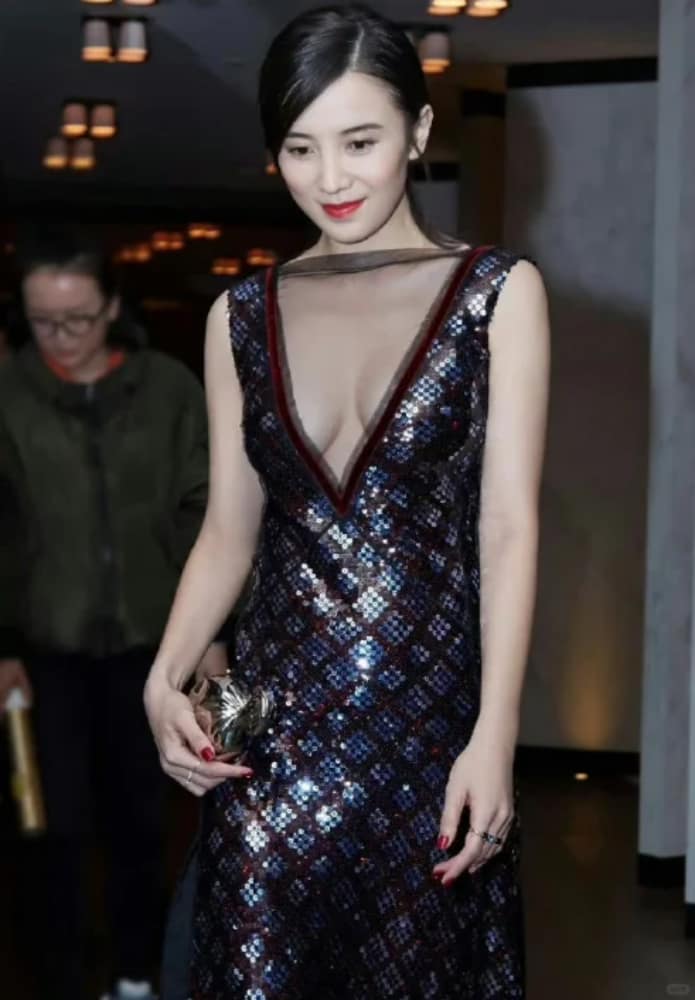 宋佳低胸穿搭图片,宋佳的胸罩是戴呢还是戴呢_6