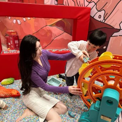 亲子乐园游乐场长腿光脚带娃宝妈图片