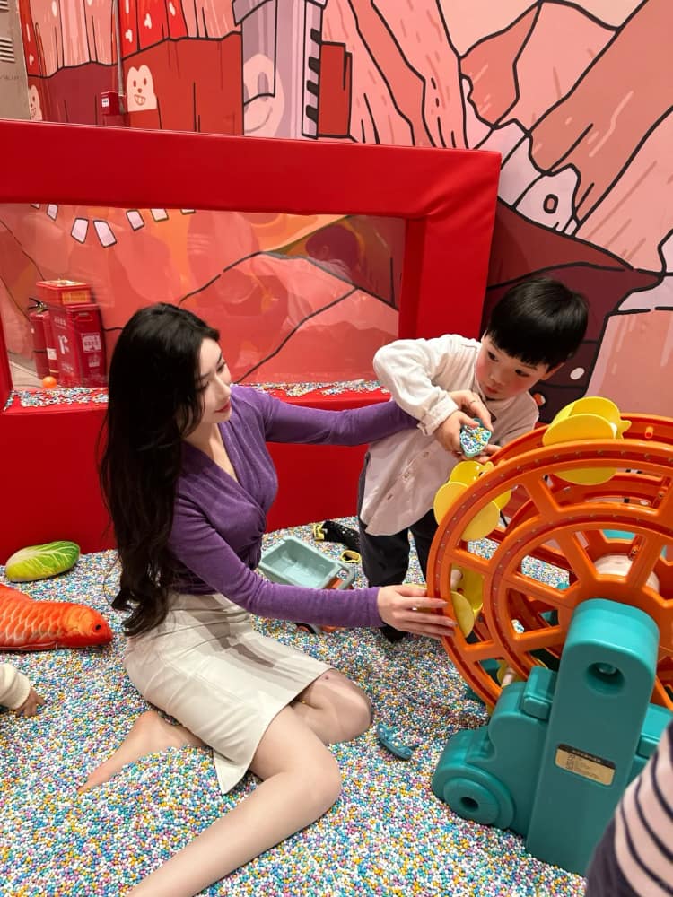 亲子乐园游乐场长腿光脚带娃宝妈图片_1
