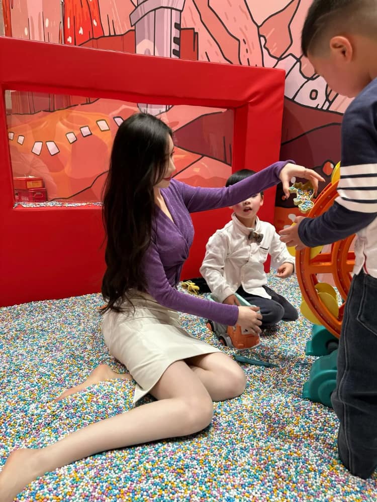 亲子乐园游乐场长腿光脚带娃宝妈图片_3