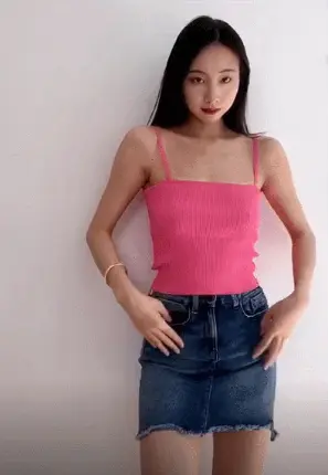平口吊带的妹子,那你想吃小馒头动态图_1