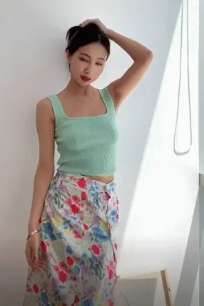 平口吊带的妹子,那你想吃小馒头动态图_3