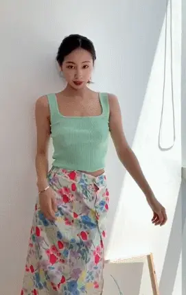 平口吊带的妹子,那你想吃小馒头动态图_4